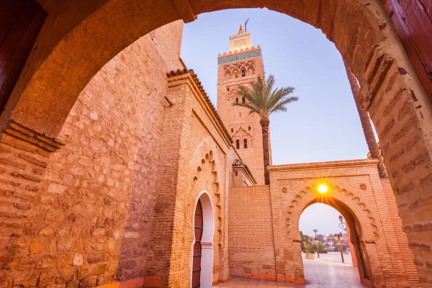Horse-drawn carriage in front of Koutoubia mosque, Marrakech medina guide